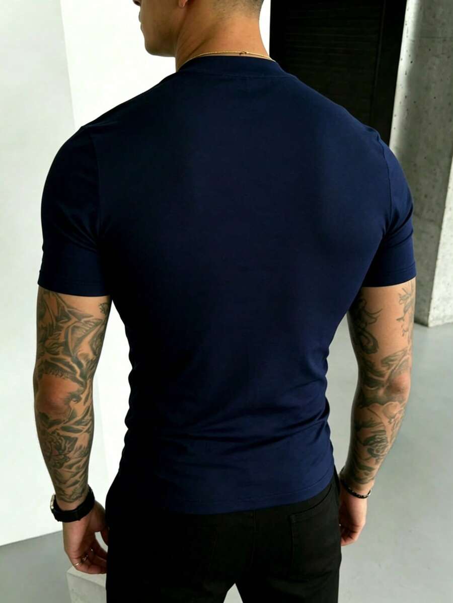 Camiseta Manfinity Gola Minimal — Foto 7
