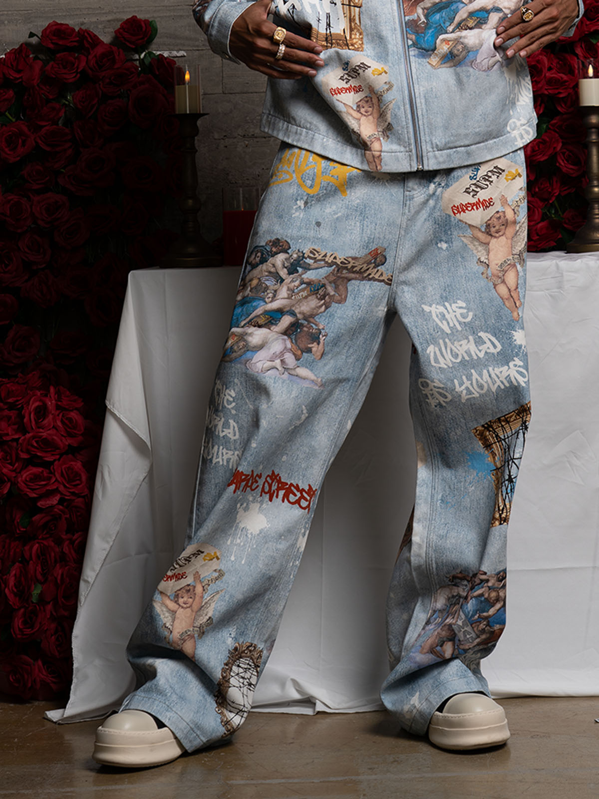 Calça Jeans Manfinity Sacred Renaissance Graffiti Light Wash — Foto 4