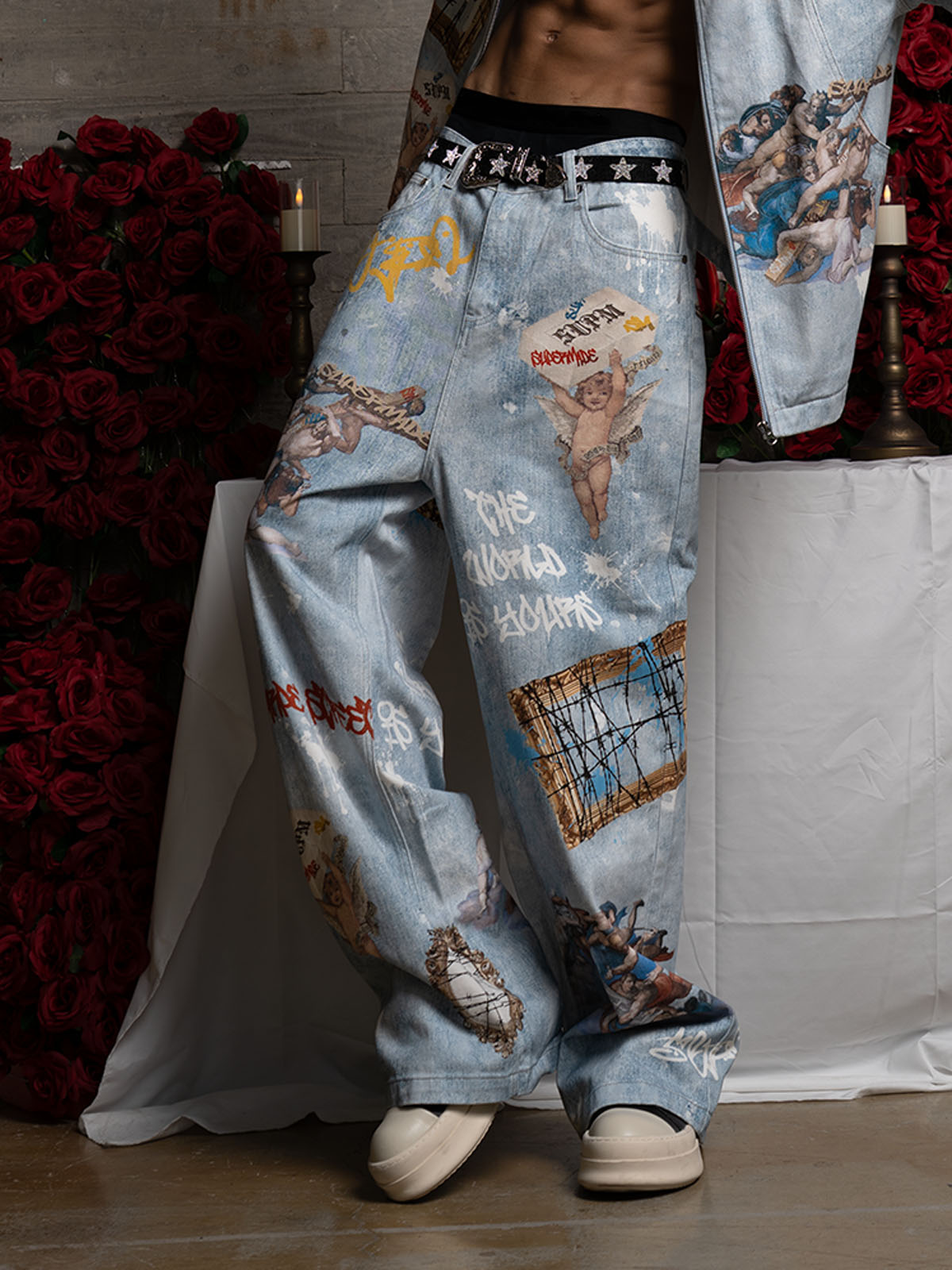 Calça Jeans Manfinity Sacred Renaissance Graffiti Light Wash — Foto 3