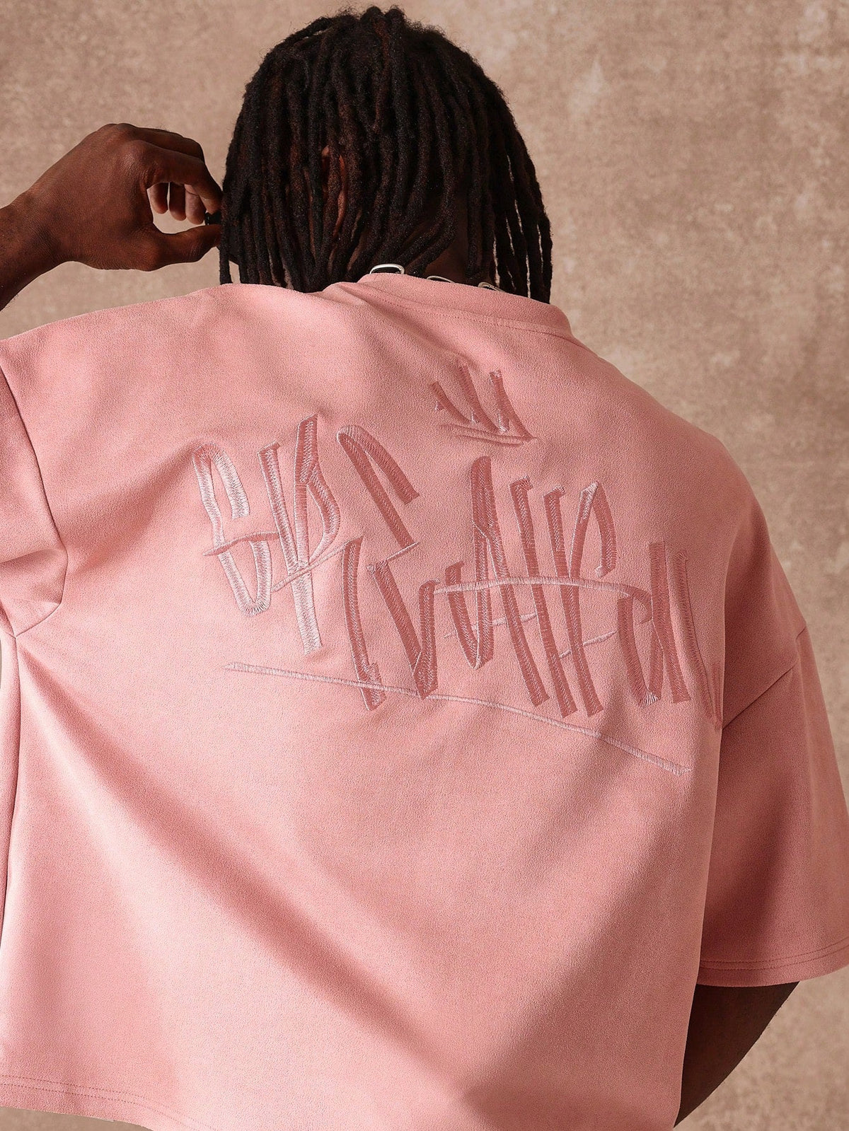 Camiseta Manfinity Veludo Boxy — Foto 17