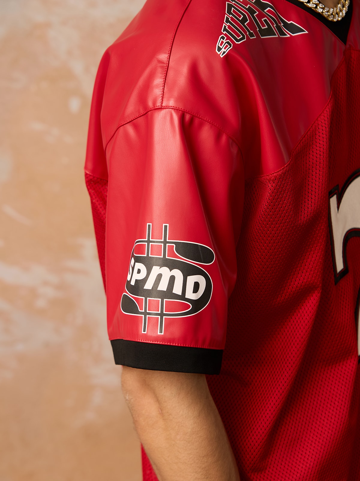 Camiseta Manfinity Studios Red Retro Jersey Oversized — Foto 9